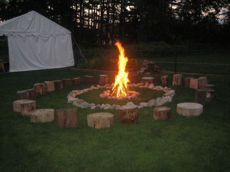 Lorhi Party, Bonfire Party Decorations, Bonfire Party Games, Stump Seating, Bonfire Parties, Bonfire Birthday Party, Bonfire Birthday, Outdoor Birthday Party, Campfire Party