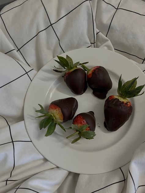 chocolate covered strawberries aesthetic minimalist Strawberries With Chocolate Aesthetic, Chocolate Covered Strawberry Aesthetic, Strawberries And Chocolate Aesthetic, Strawberry Dark Aesthetic, Chocolate Strawberry Aesthetic, Strawberry Chocolate Aesthetic, Chocolate Strawberries Aesthetic, Chocolate Covered Strawberries Aesthetic, Dark Chocolate Aesthetic