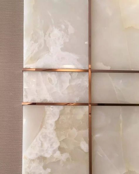 Helen Green Design Studio on Instagram: “Rose gold. ------------------------------------ Close-up details of this rose gold lined marble, against soft lined wallpapering,…” Cream Marble Texture, Rose Gold Interior Design, Ash Wood Floor, Metal Interior Design, Gold Interior Design, Rose Gold Interior, Helen Green, Marble Detail, Rose Gold Texture