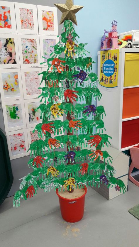 Kindergarten Christmas Decorations, Christmas Decor Kindergarten, Christmas Decor Ideas Kindergarten, Christmas Decoration Kindergarten, Christmas Crafts For Classroom, Easy Preschool Christmas Crafts, Crafts For Classroom, Classroom Christmas Tree, Crafts For The Classroom