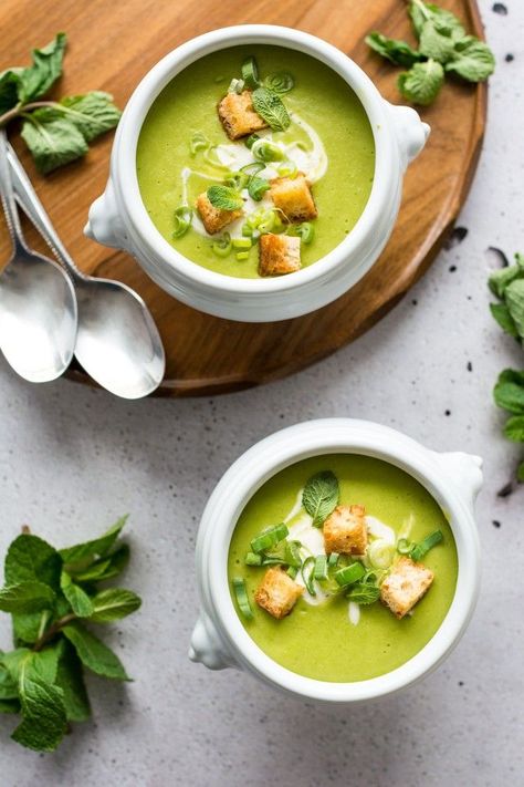 Mint Soup, Pea And Mint Soup, 5 Ingredient Dinners, Green Soup, 5 Ingredient Recipes, Eat Better, Idee Pasto Sano, 5 Ingredient, Delicious Soup