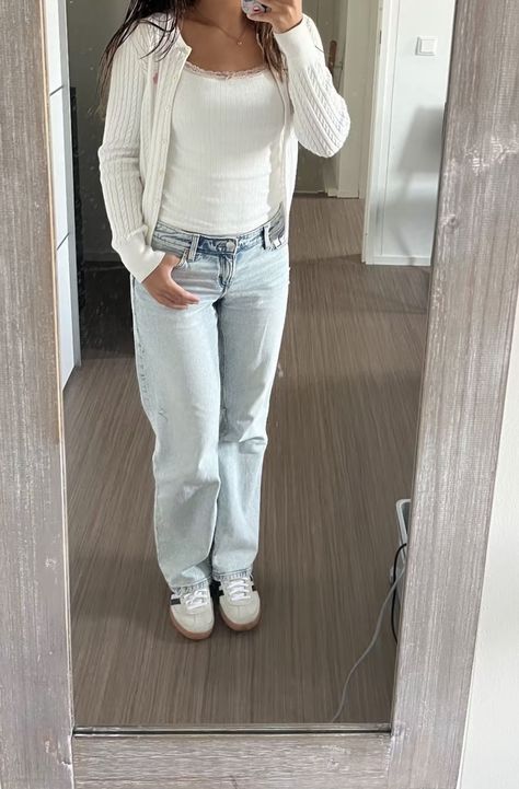 White Wash Jeans Outfit, Basic White Tee Outfit, Ootd Jean, College Class Outfits, Wash Jeans Outfit, Cute Fall Fits, White Tees Outfit, Outfit Ideaa, Cutesy Outfit