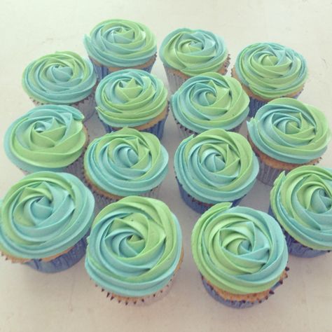 Pastel cupcakes green and blue buttercream Luca Cupcakes, Blue And Green Cupcakes, Ocean Cupcakes, Luca Party, Cupcakes Green, Luca Birthday, Green Birthday Cakes, Engagement Cupcakes, Turtle Birthday Parties