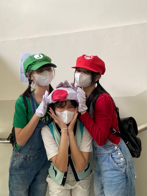 Toad Inspired Outfits Mario, Luigi Outfit Ideas, Mario Trio Costume, Toad Outfit Mario, Mario Themed Outfits, Cosplay Trio Ideas, Mario Outfit Ideas, Trio Cosplay Ideas, Toad Mario Costume