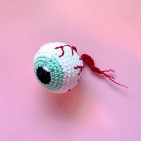 Crochet Eyes Pattern - thecaffeinatedsnail.com Eye Ball Crochet, Crochet Eyeball, Crochet Halloween Decorations, Ball Crochet, Cool Crochet, Eyes Pattern, Eye Ball, Crochet Eyes, Eye Pattern