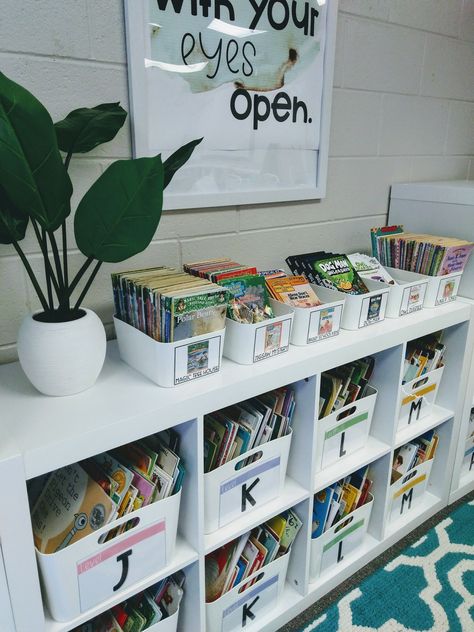 Kallax Classroom Library, Classroom Bookshelf Organization, Primary Teaching Aesthetic, Primary Teacher Aesthetic, Primary School Aesthetic, Classroom Library Set Up, Bookshelves Classroom, Ikea Classroom Ideas, Primary School Teacher Aesthetic