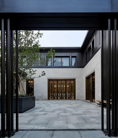 Beijing house that embodies modern taste and traditional spirits Siheyuan Modern, House Design Traditional, Chinese Modern Architecture, Chinese Modern House, Exterior House Design, China House, Chinese Courtyard, Asian House, Modern Courtyard