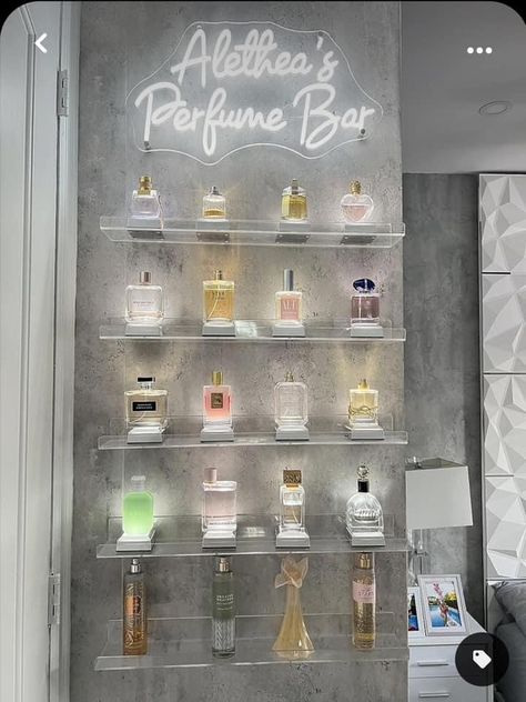 Perfume Storage Ideas Organizing, Perfume Collection Display, Dreamy Makeup, Seni Resin, Perfume Stand, Perfume Storage, Makeup Vanities, Perfume Display, Store Design Boutique