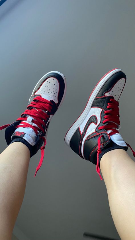 #airjordan1#bloodline #fashion #streetstyle #streetwear Nike Bloodline, Jordan 1 Bloodline, Vintage Sneakers, Hoka Running Shoes, Jordan 1, Sneakers Nike, Jordan, Street Style, Street Wear