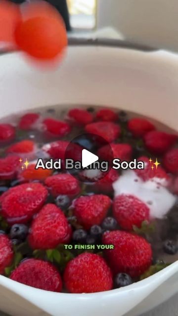 Healthy Food - Healthy Recipes on Instagram: "\How to clean your fruits and vegetables.  Great content by @doctortim.md. Follow him for more amazing content like this!  Although it’s not absolutely necessary to clean all produce for those who have an average immune system, I prefer to use this method. At bare minimum - rinsing under the sink with water helps significantly!  ✨Follow @doctortim.md to live a healthier life  The published data is not as robust as I would like on this topic, but from what I’ve gathered:  1️⃣ Rinse 2️⃣ Soaking in 1 cup distilled white vinegar + 3 cups filtered water (at least 10 min) – the vinegar’s acidity helps remove microorganisms and some pesticides, but not all. 3️⃣ Add baking soda (2 tsp) to form CO2 bubbles. Some people directly combine baking soda befor Vinegar And Baking Soda Fruit Wash, Vinegar Rinse For Fruit, Cleaning Fruit With Baking Soda, Cleaning Fruit With Vinegar, Storing Veggies, Cleaning Fruit, Clean Fruit, Vinegar Rinse, Fruit Party