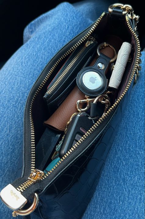 Purse Accessories Aesthetic, Inside The Bag Aesthetic, Shoulder Purse Aesthetic, What’s In My Handbag, Aesthetic What’s In My Purse, Airtag Aesthetic, What In My Bag Aesthetic, Handbag Essentials Everyday, What In My Purse