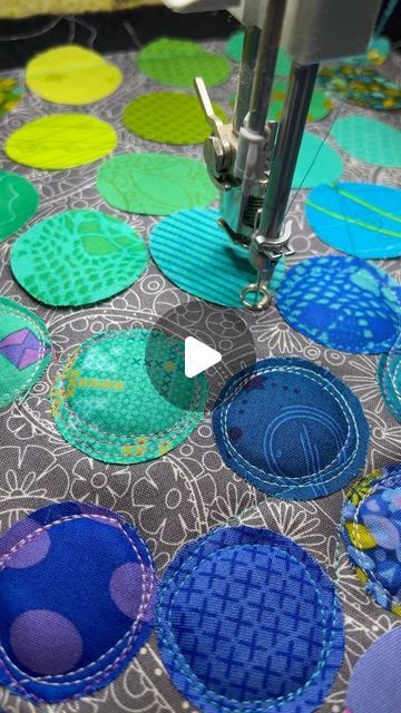 How To Sew Circles Quilt Blocks, Inset Circle Quilt Block, Applique Circles, Primitive Christmas Crafts, Circle Quilt Patterns, Christmas Quilting Projects, Dog Sewing Patterns, Circle Circle, Bubble Quilt