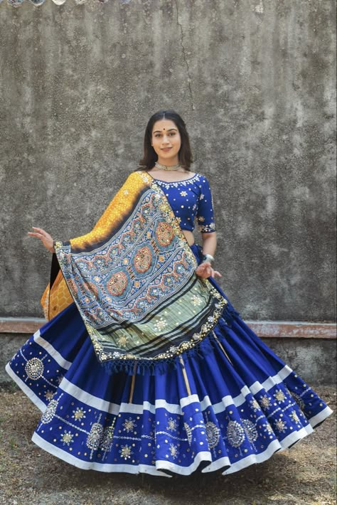 Navratri Outfits Traditional, Blouse Design For Lehenga, Design For Lehenga, Peacock Color Dress, Traditional Lehenga Designs, Stylish Dupatta, Navaratri Festival, Gopi Dress, Dandiya Dress