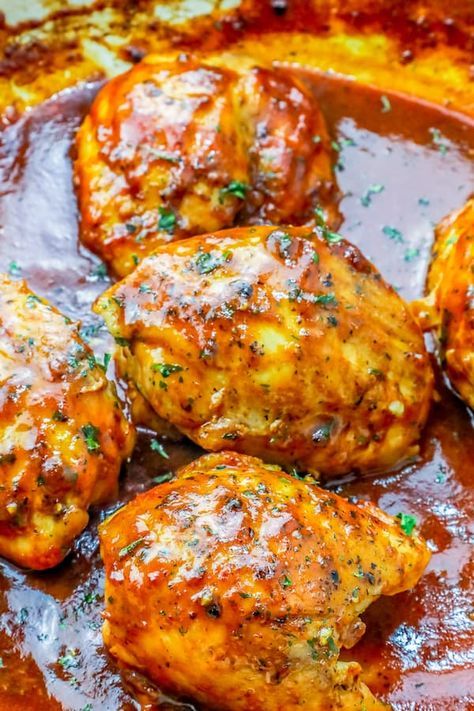 Easy One Pan BBQ Chicken Thighs Skillet Dinner Recipe Skillet Chicken Thighs, Chicken Thighs Dinner, Bbq Chicken Thighs, Skillet Dinner Recipes, Top Chicken Recipes, Pan Fried Chicken, Skillet Dinners, Quick Chicken, Skillet Chicken