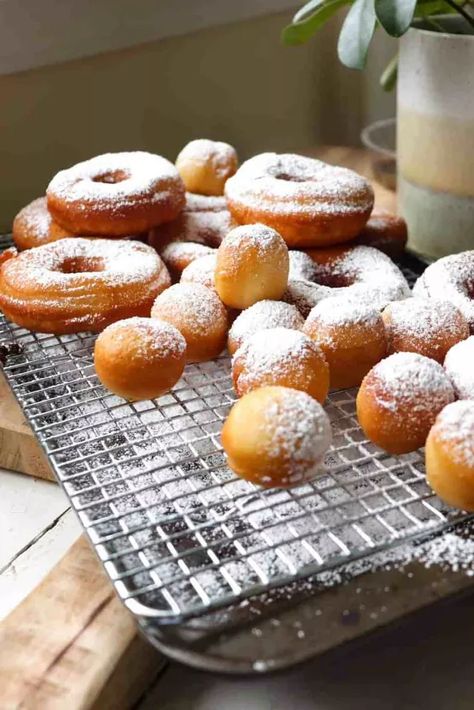 Sourdough bread isn't the only thing you can make with your sourdough starter! Try this simple Sourdough Discard Donuts Recipe, they are light, fluffy, and oh so delicious. Sourdough Donuts are a wonderful treat and a great way to use starter discard.     There is nothing like fresh, hot donuts. They are a dessert in a class all their own and I am here to share this sourdough donut recipe to show you how to make them! The donuts themselves aren't overly sweet, so feel free top them with… Sourdough Donut, Tiger Butter Fudge Recipe, Sourdough Donut Recipe, Simple Sourdough, Yeast Packet, Easy Donut Recipe, Apple Fritter Bread, Fried Donuts, Discard Recipes