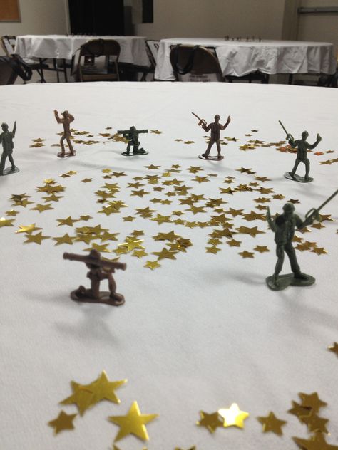 Party on a budget Army themed going away party. Center pieces with gold star confetti and Soldier toys. Usmc Party, Army Party Decorations, Soldier Toys, Deployment Party, Military Retirement Parties, Army Birthday Parties, Army Retirement, Patriotic Centerpieces, Military Party