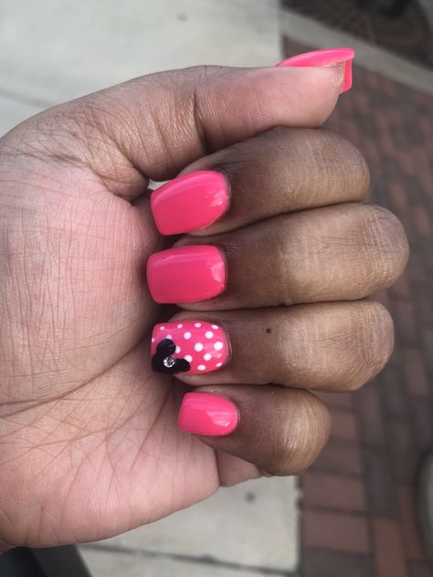 Minnie Mouse Bow Nails, Mini Mouse Nails Designs Nailart, Neon Disney Nails, Minnie Mouse Nails Pink, Disney Nails Pink, Pink Disney Nails, Minnie Mouse Nail Art, Disneyland Nails, Disney Park Outfit