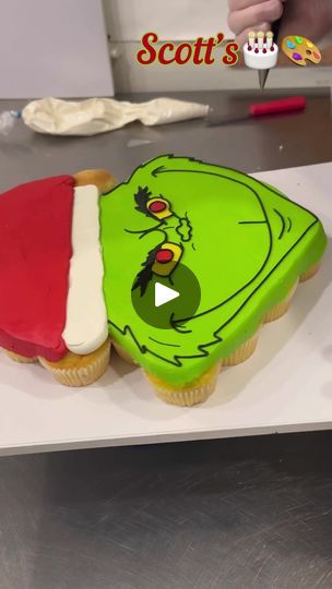 Grinch Cake Decorations, Grinch Pull Apart Cupcakes, Grinch Cupcake Cake, Grinch Cupcakes Ideas, The Grinch Cake, Grinch Cupcakes, Grinch Cake, Pull Apart Cupcake Cake, Pull Apart Cake