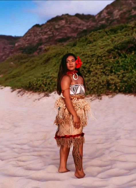 Hawaii Traditional Clothing, Hawaiian Clothing Traditional, Polynesian Outfits For Women, Traditional Hawaiian Clothing, Samoan Clothing, Tongan Culture, Samoan Women, Samoan Culture, Native Outfits