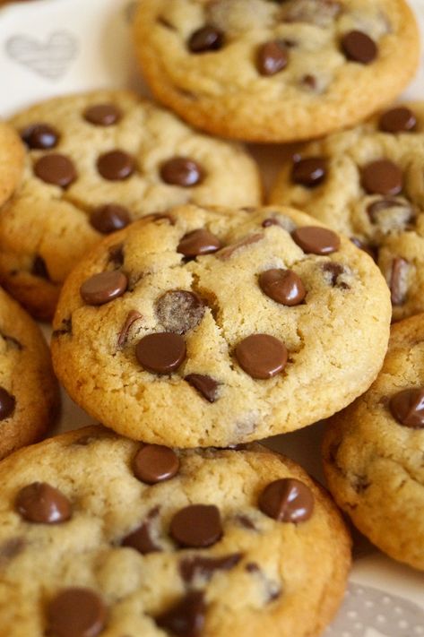 EASY Homemade Chocolate Chip Cookies - delicious for when a cookie craving strikes! Easy Homemade Chocolate Chip Cookies, Chocochips Cookies, Homemade Chocolate Chip Cookies Recipe, Tasty Chocolate Chip Cookies, Simple Chocolate Chip Cookie Recipe, Cookies Chocolate Chip, Choco Chip Cookies, Gooey Chocolate Chip Cookies, Make Chocolate Chip Cookies