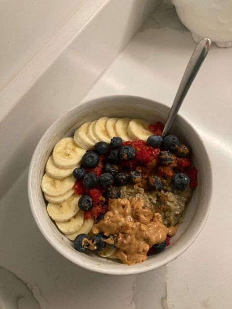 low-fodmap and ibs-friendly breakfast food to try Oatmeal Fruit Bowl, Protein Powder Aesthetic, Protein Powder Oatmeal, Oatmeal Aesthetic, Fruit Oatmeal, Better Gut Health, Oatmeal With Fruit, Oatmeal Bowl, Protein Fruit