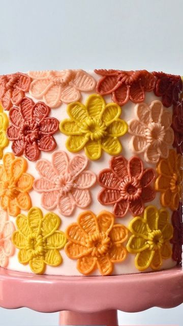 Cake Decorating For Wedding, Retro Birthday Cake Ideas, 70s Cake Design, Groovy Wedding Cake, Birthday Cake Groovy, Embroidered Cake, Hippy Cake, Retro Shag Cake, 60s Cake