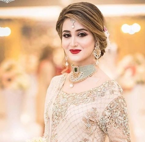 Beautiful girls dp Hairstyles For Join Wedding, Hair Style For Girls, Ponytail Wedding, Reception Hairstyles, Hair Style Girl, Pakistani Bridal Hairstyles, Style For Wedding, Bridal Mehndi Dresses, Open Hair