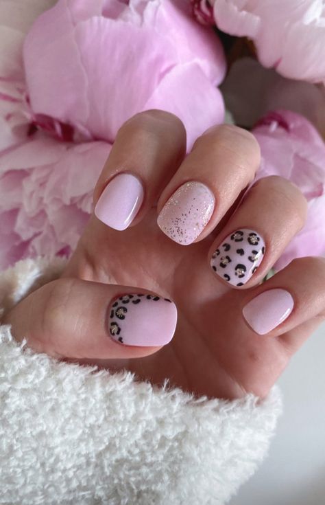 Glitter Leopard Nails, Leopard Nails Pink, Designs On Nails, Nails Pink Glitter, Pink Leopard Nails, Glitter Nail Gel, Nail Polish Kit, Chanel Nails, Cheetah Nails