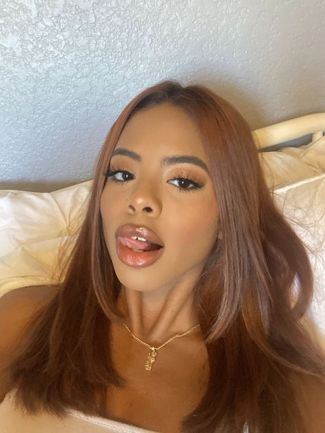 Dark Honey Brown Hair, Brown Hair On Brown Skin, Orange Brown Hair, Hair Color For Tan Skin, Tiktok Hairstyles, Hair Color For Morena, Hair Color For Brown Skin, Girl Hair Colors, Honey Brown Hair