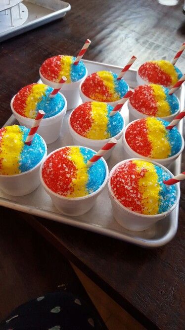 Snowcone cupcakes for carnival party School Carnival Food Ideas, Summer Carnival Party, Carnival Pool Party, Carvinal Party Ideas, Carnival Theme Food Ideas, Clown Party Food Ideas, Carnival Themed Birthday Party Ideas, Carnival Party Ideas Decorations, Birthday Carnival Ideas