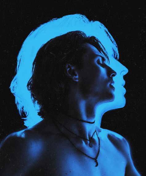 Person In Blue Lighting, Cool Portraits Photography Creative, Album Art Photography, Portrait Dark Background, Kevin Core Aesthetic, Cool Portrait Ideas, Self Portrait Background Ideas, Unique Lighting Photography, One Color Photography