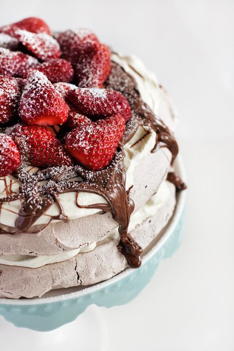 Nutella And Strawberries, Chocolate Pavlova, Pavlova Recipe, Easter Chocolate, Food Cakes, Pavlova, Just Desserts, Cake Desserts, Nutella