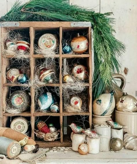 Christmas Vignette, Christmas Booth, Christmas Tree Trimming, Timeless Christmas, Antique Ornaments, Vintage Christmas Crafts, Christmas Vignettes, Country Christmas Decorations, Cabin Christmas