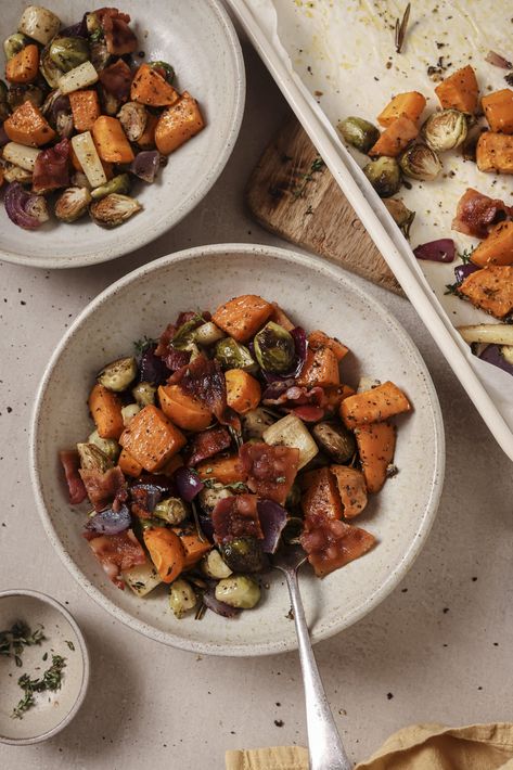 This harvest vegetable hash is an amazing fall side dish for weeknight dinners or even Thanksgiving! It's paleo, whole30, and AIP. Harvest Hash Recipe, Whole 30 Thanksgiving Recipes, Paleo Supper, Aip Sides, Gf Sides, Thanksgiving Vegetable, Inflammatory Meals, Unbound Wellness, Thanksgiving Vegetables