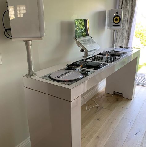 Dj Living Room Interior Design, Apartment Dj Setup, Dj Booth Home Dj Setup, Dj Table Set Up, Dj Setup Ideas Home Bedroom, Garage Dj Studio, Dj Desk Setup, Dj Desk Design, At Home Dj Setup