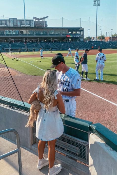 Mlb Girlfriend, Baseball Bf And Gf Pics, Baseball Girlfriend Aesthetic, Baseball Wife Aesthetic, Mlb Wife Aesthetic, Baseball Wives, Baseball Gf, Mlb Wife, Baseball Wife