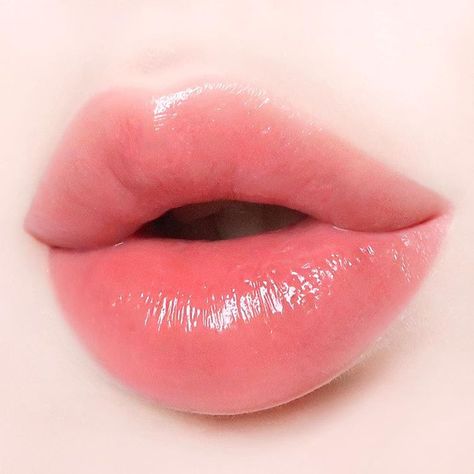 ᴹᴱ-ᴱᴬᴿᴬ Winter Lip Color, Make Up Diy, Vampy Lips, Festival Make Up, Korean Lips, Winter Lips, Lip Gloss Colors, Beauty Make-up, Best Lipsticks