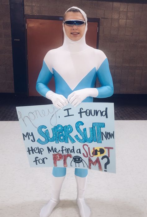 Funny Prom Posals Ideas, Hoco Finna Be Lit Proposal Shark, Boxing Promposal Ideas, Creative Prom Proposal Ideas Unique, Spanish Promposal Ideas, Cheesy Promposal Ideas, Fun Promposal Ideas, Unique Prom Proposal Ideas, Dog Promposal Ideas