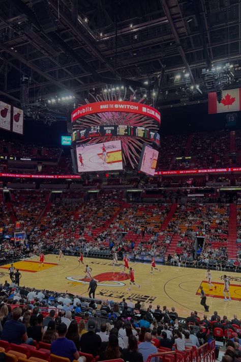 miami heat Nba Game Aesthetic, Miami Heat Aesthetic, Nba Stadium, Miami Heat Wallpaper, Wallpapers Basketball, Ftx Arena, Aesthetic Nba, Nba Courtside, Sports Announcer