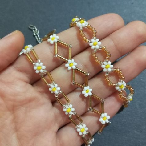 DIY Jewelry With Seed Beads/Beaded Bracelet Tutorial/Daisy Chain Daisy Chain Jewelry, Diy Chain Bracelet Ideas, Daisy Seed Bead Necklace, Daisy Chain Beaded Bracelet, Diy Jewelry Designs, Seed Beads Tutorials, Bead Wire Bracelet, How To Make A Daisy Chain Beads Tutorial, Daisy Chain Beading Tutorials