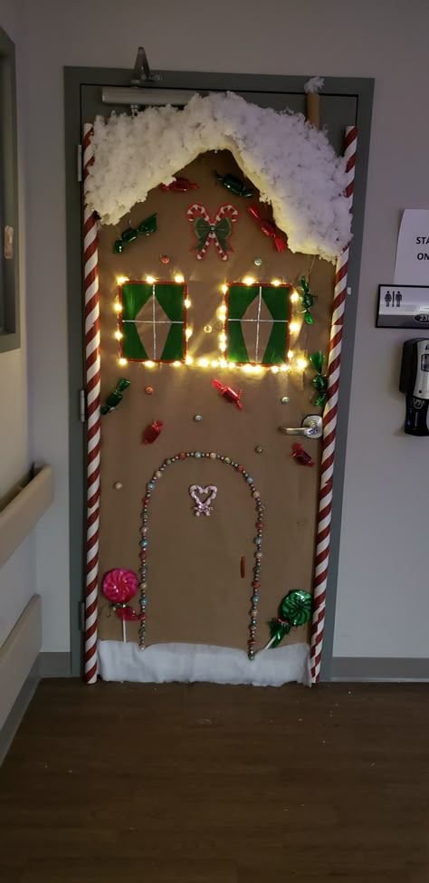 Ginger Bread Door Decorations Classroom, Ginger Bread Door Decorating Contest, Christmas Door Decorations Diy, Office Door Ideas, Winter Doors, Christmas Door Contest, Preschool Bulletin Board, Diy Door Decor, Door Decorations Classroom Christmas