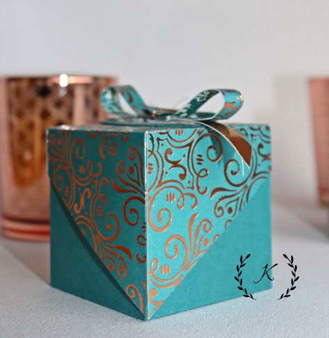 Tutoriel des cubes design  » Lumière étincelante » – Kraftyminie Diy Boite Cadeau, Cake Boxes Packaging, Diy Gift Box Template, Recycled Gifts, Noel Diy, Scrapbook Tag, Origami Box, Cube Design, Creative Gift Wrapping