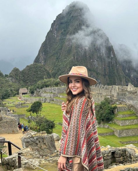 Machu Pichu Photoshoot, Machu Pichu Poses, Peru Vacation Outfits, Peru Trip Outfit, Machu Pichu Outfits Women, Lima Peru Outfits, Cuzco Peru Outfit, Outfits Cusco Peru, Peru Outfit Travel For Women