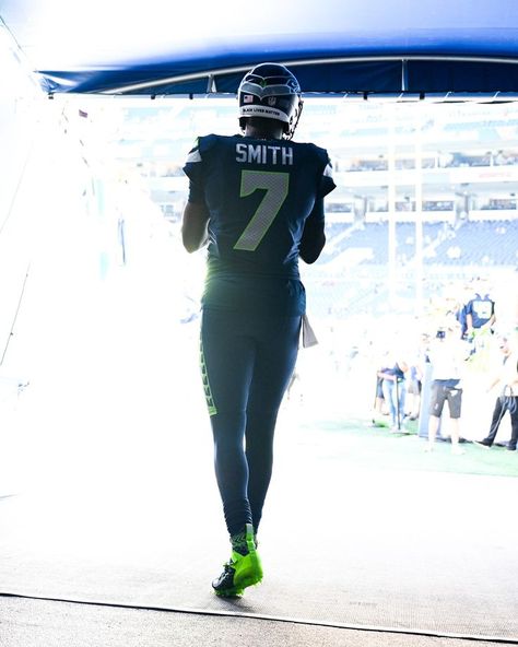 Best Uniforms, Nfl Seahawks, Geno Smith, Nfl Football Pictures, Nfl Football Art, Seattle Seahawks Football, Nfl Football Players, Seattle Sports, Nfl Photos