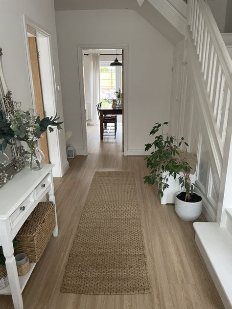 Wooden Hallway Floor, Wooden Floor Hallway Ideas, Wooden Flooring Hallway, Hallway Wooden Floor, Cream Hallway, Stairs And Hallway Ideas, Nordic Floor, Hall Stairs, White Hallway