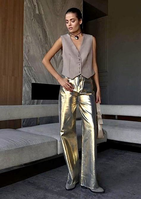 Gold Bag Outfit, Silver Outfits, Gold Pants, Casual Glam, Golden Dress, Metallic Pants, Plain Outfits, Metal Clothing, Casual Night Out