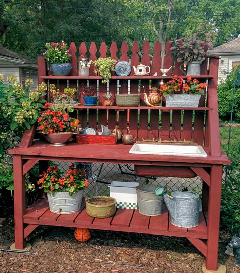 Gardening Station, Potters Bench, Potting Area, Gardening Bench, Potting Bench Ideas, Pallet Garden Benches, Diy Potting Bench, Potting Bench Plans, Potting Station