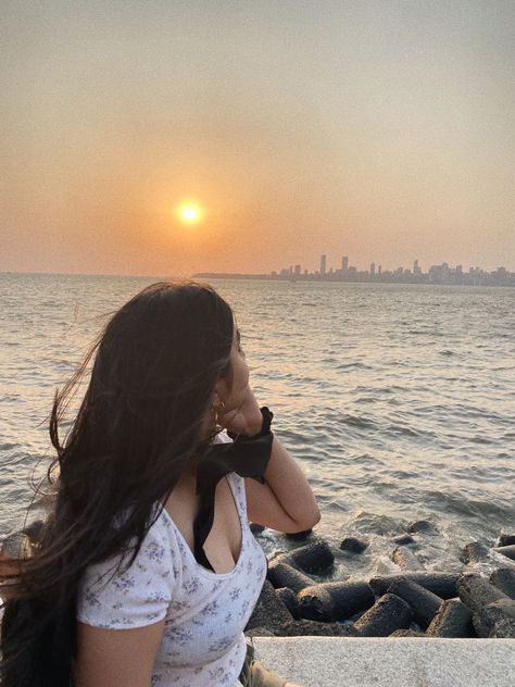 Marine Drive Aesthetic Pictures, Sea Beach Pose For Women, Mumbai Beach Aesthetic, Marine Drive Photo Poses, Mumbai Places, Mumbai Trip, Creative Beach Pictures, Marine Pictures, Mumbai Travel