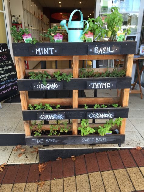 Palette Ideas Garden, Herb Garden With Pallets, Creative Herb Garden, Pallets Projects Outdoor, Palet Planters Ideas, Pallet Board Planters, Crate Herb Garden Pallet Ideas, Herb Pallet Garden, Pallet Herb Garden Diy