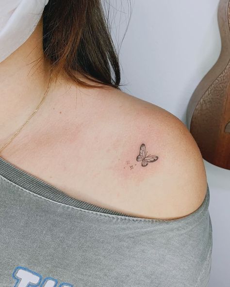 Fine Line Butterfly Tattoo Shoulder, Small Butterfly Tattoo Shoulder, Shoulder Butterfly Tattoo, Butterfly Tattoo Shoulder, Tattoo Leo, Monarch Tattoo, Monarch Butterfly Tattoo, Spanish Notes, Butterfly Tattoo On Shoulder